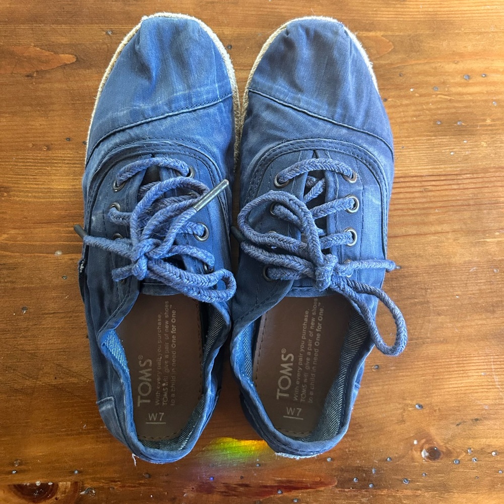Demon blue Tom’s canvas sneakers